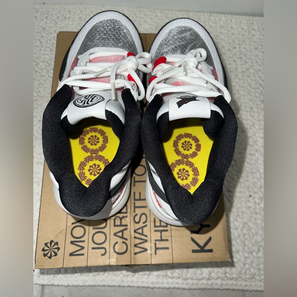 Kyrie 8 Go - Picture 6 of 8